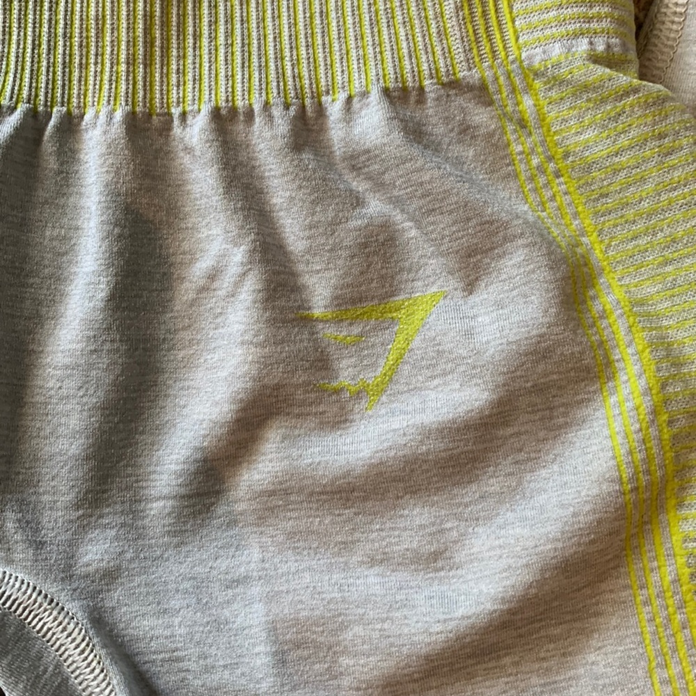 Gymshark cropped yoga pants - Picture 2 of 3